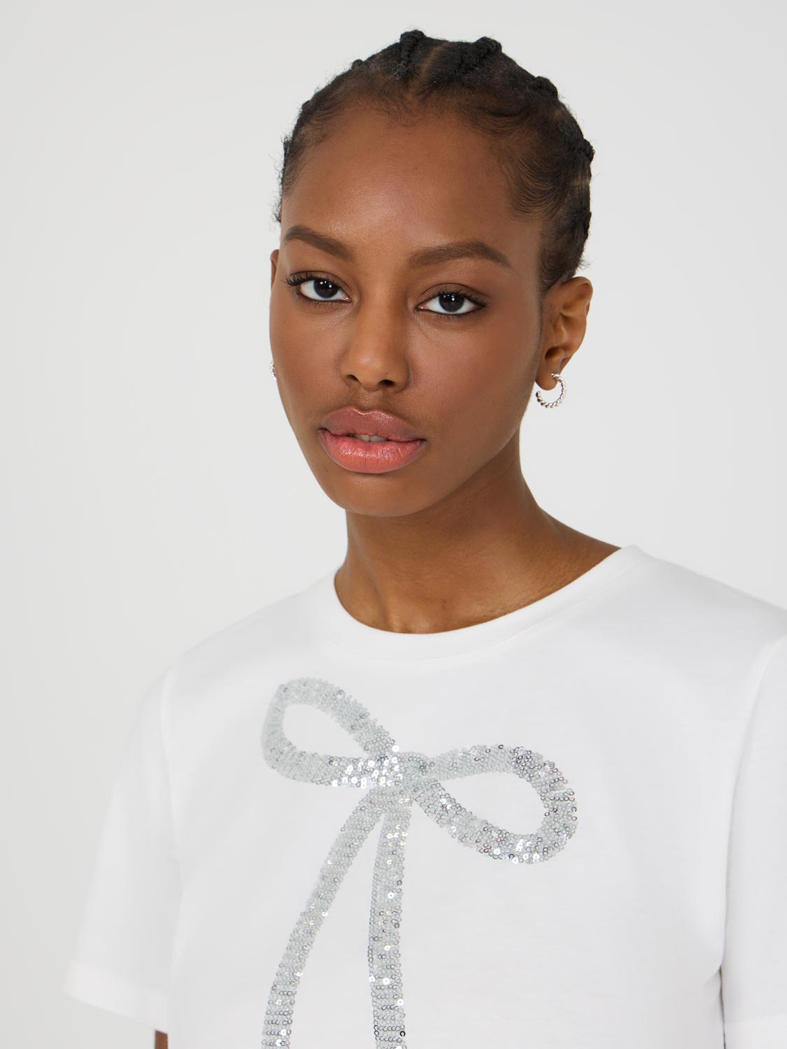 Short Sleeve T-Shirt With Sequin Bow